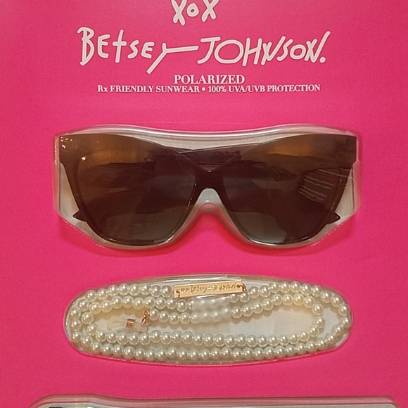 Betsy Johnson Sunglasses - Picture 4 of 4